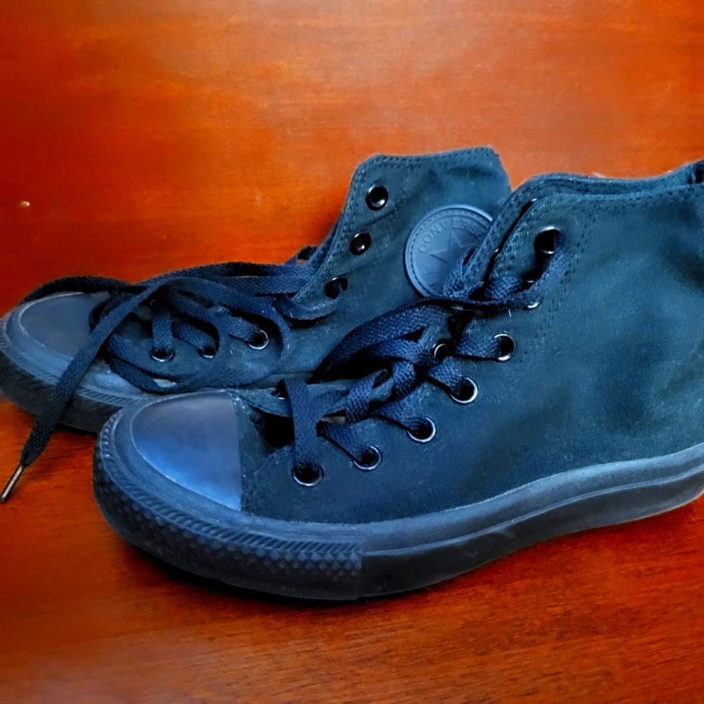Black Woman's Size 7 High-top Converse